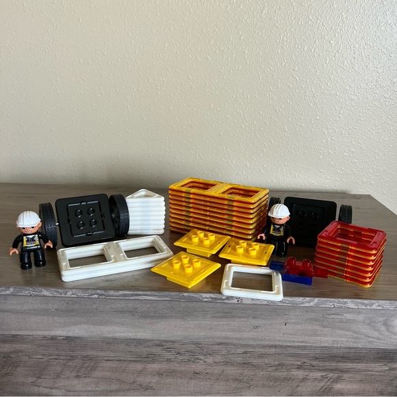 Magformers Magnetic Tiles Mix of 36 Triangles Rectangles Police Light 2 Mini Men - Picture 1 of 10